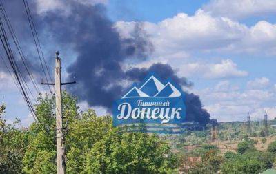 В Донецке после взрывов начался пожар