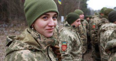 Женщинам в Украине ограничат выезд за границу: должны становиться на военный учет