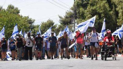 Сотни протестующих участвуют в "Марше во имя демократии" на севере Израиля