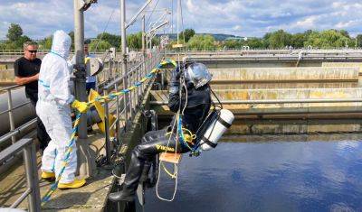 В Чехии полицейские водолазы погрузились в бассейн с фекалиями