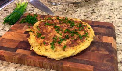 Все будут думать, что это пирог: рецепт испанского омлета с курицей, сыром и картофелем