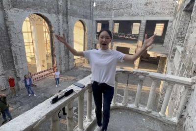 Китайская певица спела Катюшу на руинах Драмтеатра в Мариуполе – видео