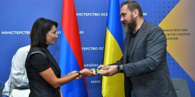 Более тысячи ноутбуков и планшетов. Армения официально передала Украине первую гуманитарную помощь