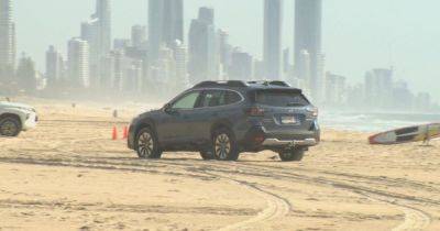 Доверился навигатору: в Австралии водитель Subaru застрял в песке на пляже (видео)