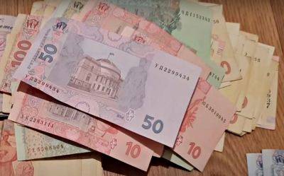 Уже с 1 октября: в Украине перестанут принимать бумажные деньги номиналом до 200 грн