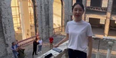 Певица из Китая цинично исполнила Катюшу на руинах драмтеатра в захваченном Мариуполе. В МИД Украины резко отреагировали