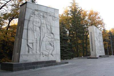 В воскресенье в Харькове запретят парковаться у мемориала в Лесопарке