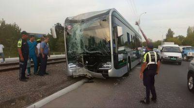 В Ташкенте электробус врезался в столб, пять пассажиров пострадали