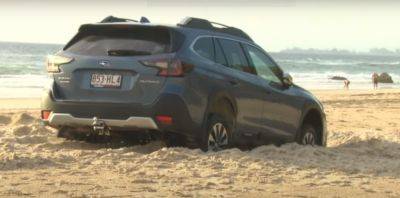 Вот и доверяйте навигаторам: водитель застрял в песке прямо на пляже. Видео