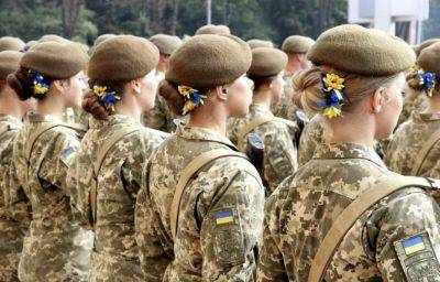 Выезд из Украины станет ограниченным для военнообязанных женщин: детали