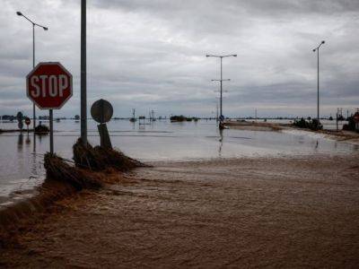 После сокрушительных пожаров Грецию накрыли наводнения глубиной до 3 метров
