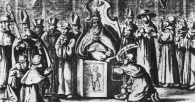 Нетрадиционный ритуал проверки пола: зачем кресло с отверстием Папе Римскому