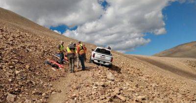В США пикап застрял в горах на высоте 4 км: его не могут вытащить несколько дней (фото)