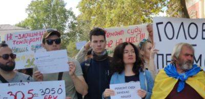 В Одессе очередной митинг возле госовета, кадры: "Мы отдаем налоги и требуем..."