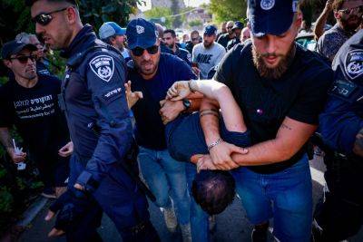 Тель-авивская полиция арестовала активиста за расклейку «Десяти заповедей» у дома министра