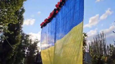 Защитники запустили огромный флаг Украины над оккупированным Донецком – видео