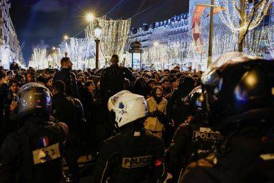 МВД: во Франции в новогоднюю ночь задержали 380 человек, сожжено 745 машин