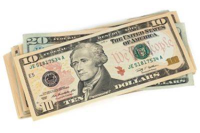 Курс валют на вечер 1 января: на межбанке доллар упал, а в обменниках по 39
