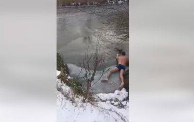 В Ирпене мужчина вытащил собаку из ледяной воды