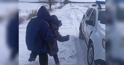На Днепропетровщине полицейский спас от смерти супружескую пару, замерзавшую в поле (фото)