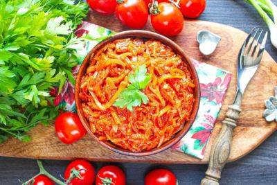 Очень просто и очень аппетитно: рецепт лука с томатной пастой и морковью на сковородке. Это нужно попробовать