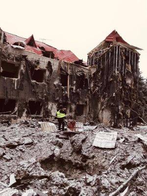 Разрушенный лагерь и две воронки: последствия «прилетов» по Харькову (фото)