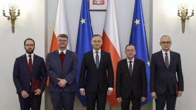 Польша сталкивается с политическим и институциональным кризисами