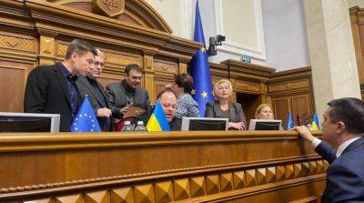 Депутаты заблокировали трибуну из-за постановления по Безуглой, заседание Рады преждевременно закрыли