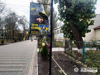 В Раздельной молодые люди на Аллее Славы повредили баннеры с военными | Новости Одессы