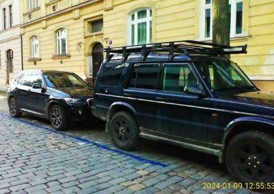 В Праге водитель перекрасил парковочную зону под себя - vinegret.cz - Чехия - Прага