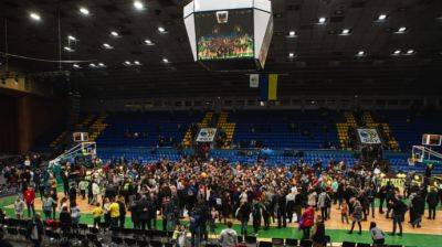 Баскетбольные болельщики возвращаются на трибуны в Украине
