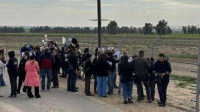 Семьи заложников на границе с Газой пытались докричаться до своих родных: "Держитесь!"