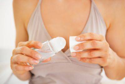 Аромат будет оставаться на теле долго: как правильно пользоваться дезодорантом
