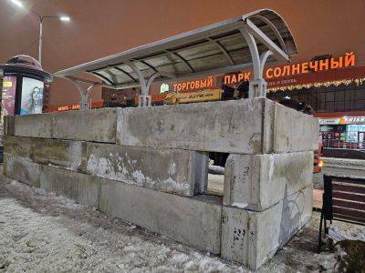В Белгороде начали укреплять остановки бетонными блоками и песком (фото)