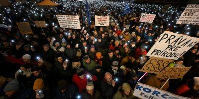 В Словакии десятки тысяч людей вышли на протесты против правительства пророссийского премьера Фицо — фото