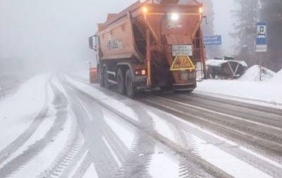 Снежная буря в столице: Киев завалило снегом под звуки грома и молнии. Видео