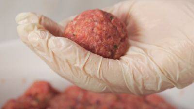 Секрет мясных фрикаделек: как сделать вкусные шарики, которые не разваливаются