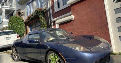 Порос травой: редкий спорткар Tesla 5 лет стоит брошенным на улице (фото)