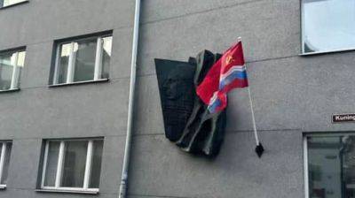 В Эстонии суд отменил штраф депутату, который вывесил советский флаг в Таллине