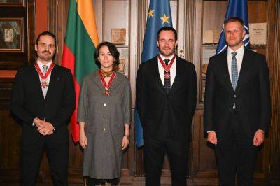 Трем зарубежным экспертам вручены звезды литовской дипломатии