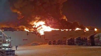 В российском Питере вспыхнул масштабный пожар на складе Wildberries – видео