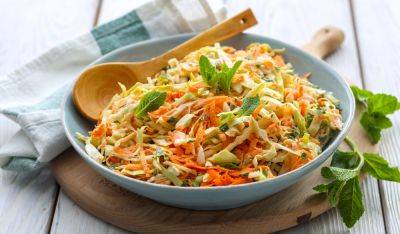 Очень простой и очень полезный: рецепт капустного салата с яблоками и кукурузой