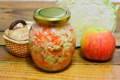 Будет готова уже через трое суток: рецепт сочной квашеной капусты с яблоками