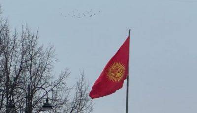 На центральной площади в Бишкеке снова поменяли флаг