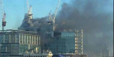 В Москве вспыхнул пожар в недостроенной высотке, в сети пишут, что там расположен Сбербанк России — видео