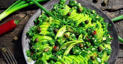 Салат с авокадо, зеленью и каперсами: быстрый рецепт за 10 минут