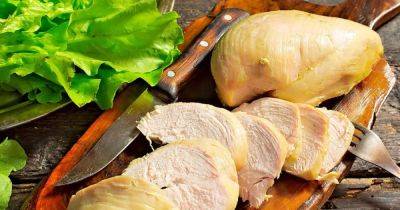 Простой секрет идеальной отварной куриной грудки: мясо будет нежным и сочным