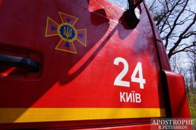 ТРЦ Cosmo Multimall горит в Киеве - спасатели вывозят людей - видео