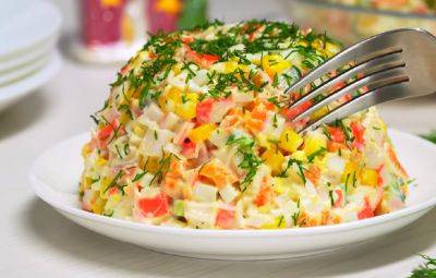 Можно дома съесть, и на работу взять: рецепт сытного салата с мивиной, колбасой, яйцом и соленым огурчиком