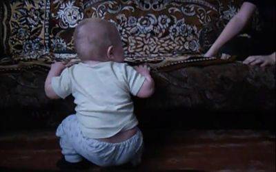 Отец отказался спать на диване после того, как жена с младенцем пожаловалась на его храп